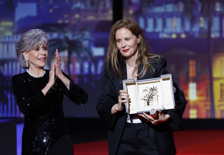 Jane Fonda y la directora Justine Triet, ganadora de la Palma de Oro con "Anatomie d'une Chute", en la ceremonia de clausura del 76° Festival de Cannes.