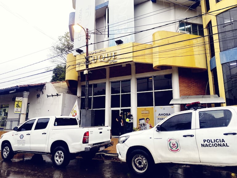 La Fiscalía, en conjunto con la Policía, ejecuta un allanamiento en la sede central de la Cooperativa Luque Limitada.