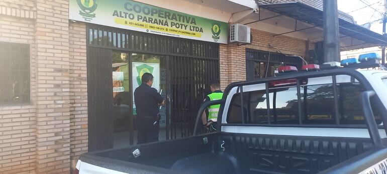 Agentes policiales llegaron al local tras la denuncia de la encargada.