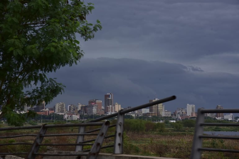 Baranda rota en la Costanera de Asunción.