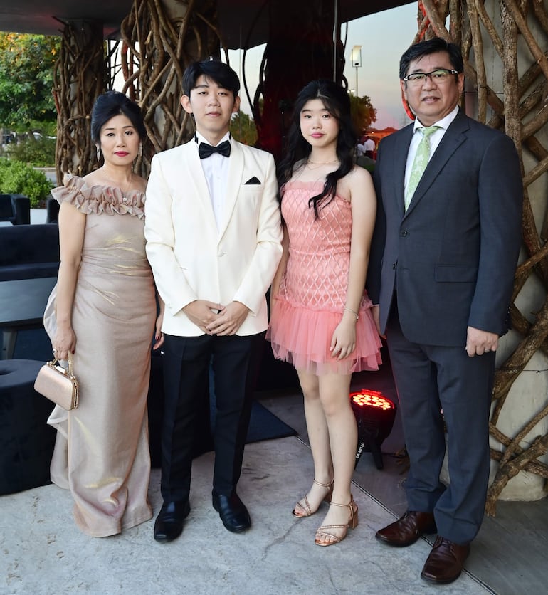 Susana Yang, Martín, Erin y José Kim.