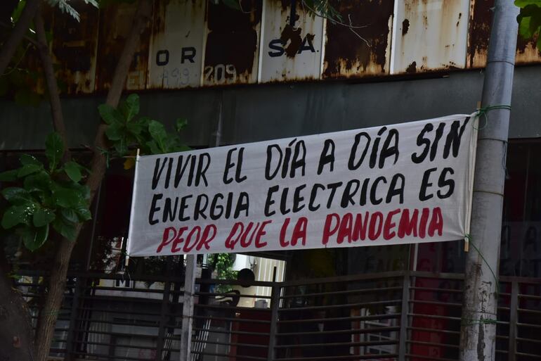 Ciudadanos repudian los cortes de energía, con pasacalles.