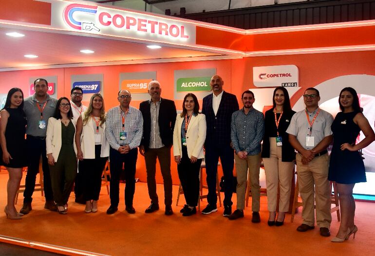 Equipo de Copetrol que acompañó al público en Expo Estaciones,  realizada en el Centro de Convenciones Mariscal.