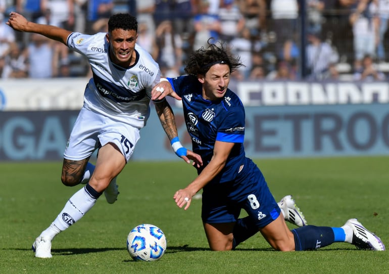 Matías Galarza (d), de Talleres, disputa el balón con Juan Pintado, de Gimnasia.