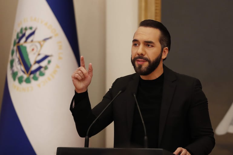 El presidente de El Salvador, Nayib Bukele habla durante una rueda de prensa este martes, en Casa Presidencial en San Salvador (El Salvador). Bukele anunció que su Gobierno asumirá en este mes de enero el pago del consumo de agua y energía eléctrica del "95 %" de los hogares realizado en diciembre pasado, como parte de una medida para "aliviar" la economía de los ciudadanos. EFE/ Rodrigo Sura
