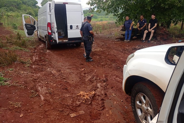 El vehículo fue abandonado vacío por los delincuentes, a unas 10 cuadras del lugar del asalto.