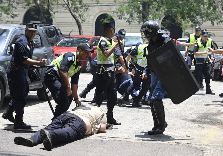 Superintendencia de jubilaciones: represión y detenidos por la Policía Nacional. 