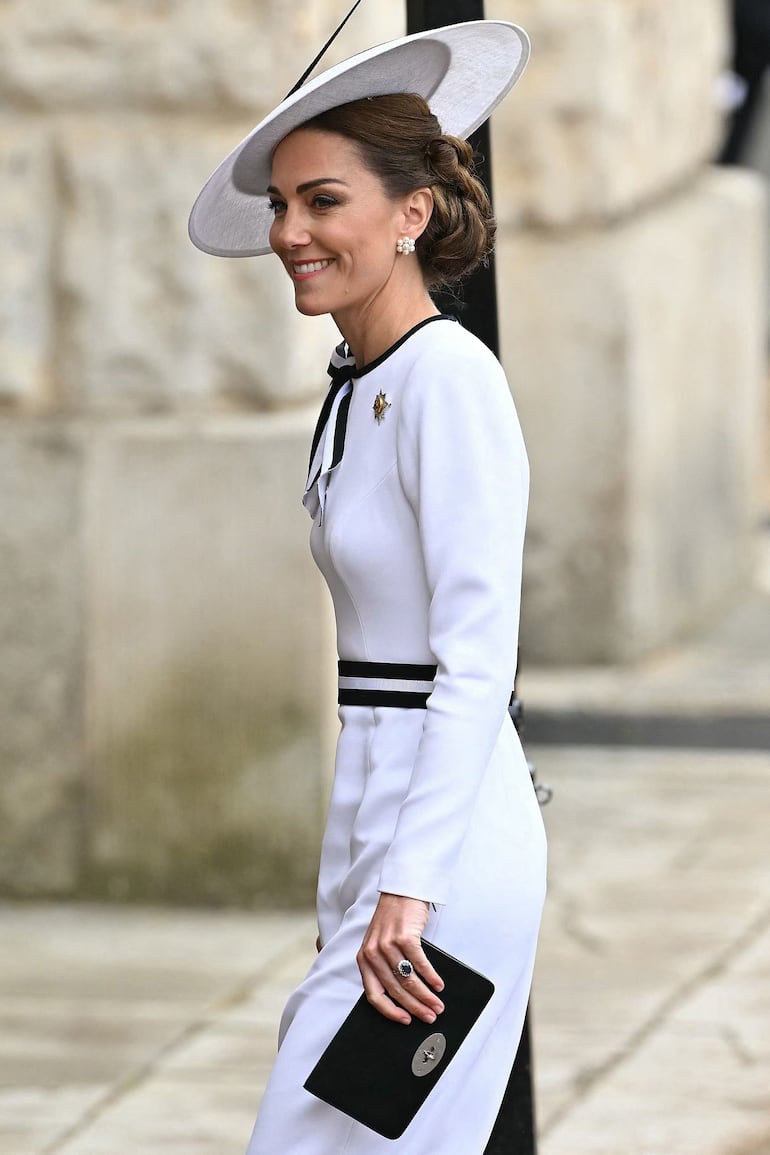 Catherine, Princesa de Gales, de Gran Bretaña, llega al desfile del Cumpleaños del Rey 'Trooping the Colour' en Londres el 15 de junio de 2024.