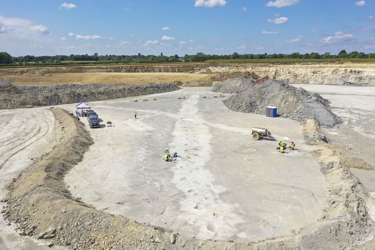 Un grupo de más de 100 investigadores de las Universidades de Oxford y Birmingham ha descubierto el mayor yacimiento de dinosaurios del Reino Unido, con más de 200 huellas que datan del periodo Jurásico Medio, hace 166 millones de años. La excavación, que se llevó a cabo en junio de 2024 en una cantera de Oxfordshire (noroeste de Londres), descubrió cinco extensas huellas de pisadas, con más de 150 metros de longitud en el caso de la más extensa, informó este jueves la Universidad de Birmingham en un comunicado. 