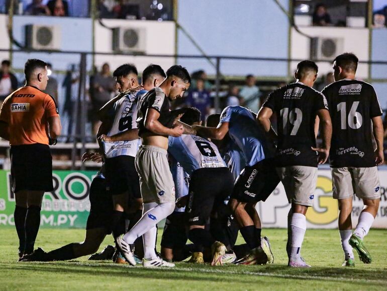 Los jugadores de Guaireña festejan un gol en el partido contra Resistencia por la penúltima jornada del Torneo Clausura 2023.