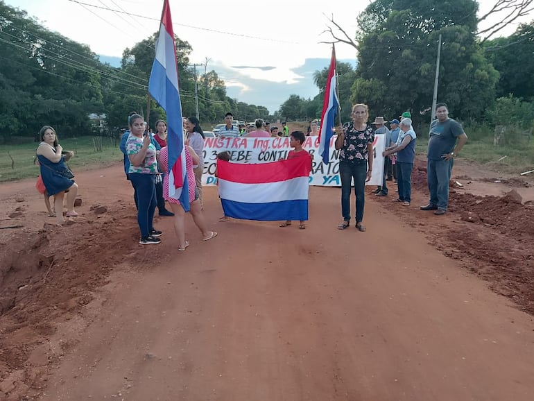 Pobladores de la comunidad de Loma reanudan la movilización exigiendo la continuación de  los trabajos del tramo tres de la ruta del progreso.