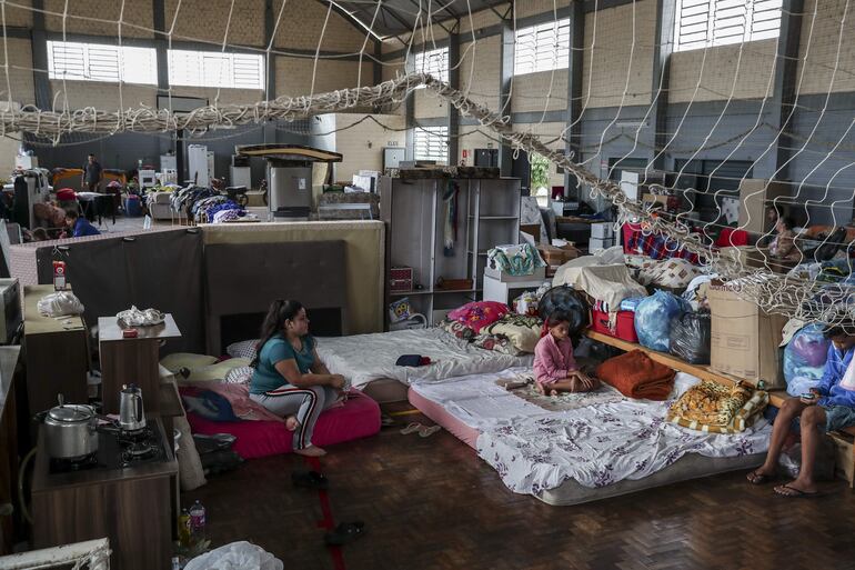 Una familia descansa en un albergue para personas afectadas tras la inundación causada por el desbordamiento del río Forqueta, un afluente del río Taquari, en la ciudad de Arroio de Meio, en el estado de Rio Grande do Sul (Brasil). 