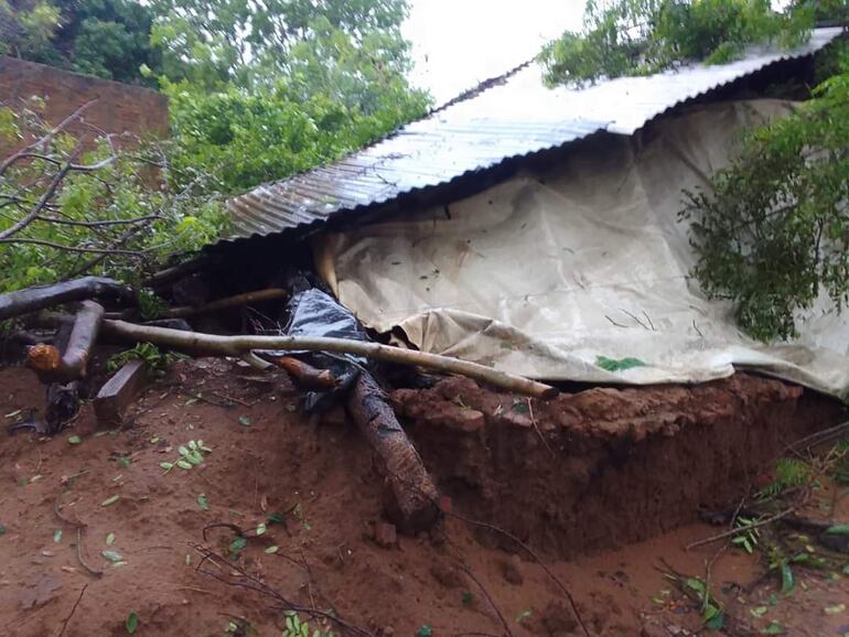 Temporal causa destrozos en Laureles, Ñeembucú.