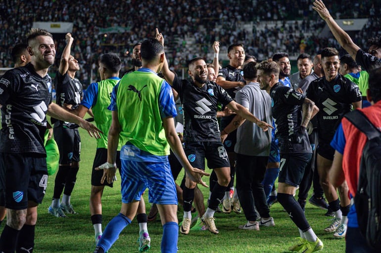 Los jugadores de Bolívar festejan la conquista del torneo Clausura 2024 después del partido frente a Oriente Petrolero en el estadio Ramón Aguilera, en Santa Cruz, Bolivia.