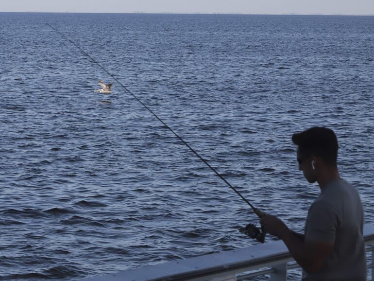 La pesca es una de las actividades frecuentes en el muelle de St. Petersburg.