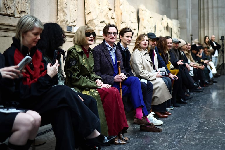 La editora de Vogue Anna Wintour (centro) aparece sentada frente al las esculturas del Partenón en el Museo Británico durante el desfile de Erdem.