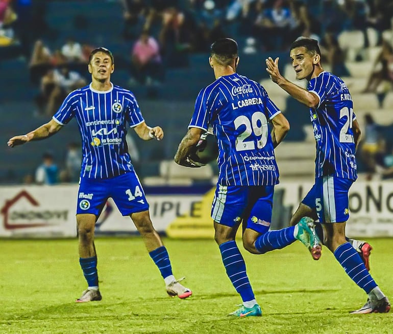 Lisando Cabrera, de espaldas, y Fernando Ruiz Díaz, autores de los goles para el triunfo de Sol de América sobre el 2 de Mayo.