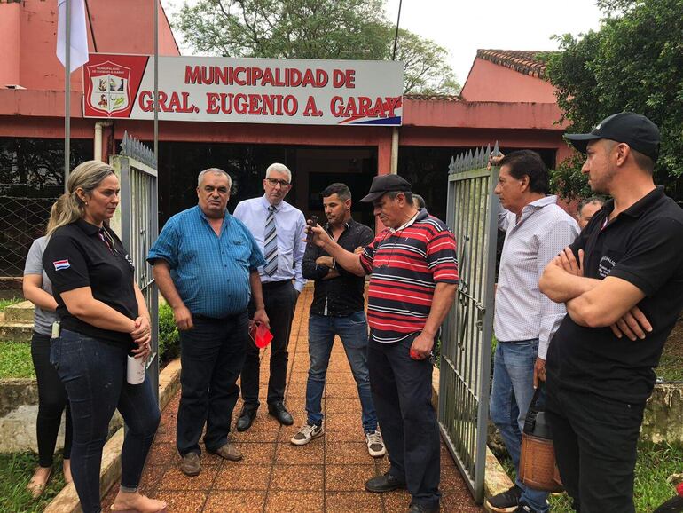 Pobladores se reunieron frente a la Municipalidad de Garay con las autoridades para presentar una nota en defensa del cerro 3 Kandu.