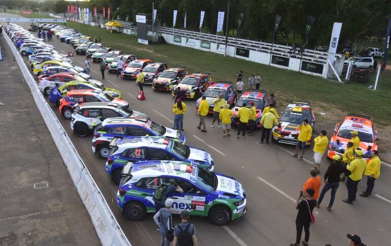 Se alistan las máquinas para dar inicio a la clasificación del Transchaco Rally 2023.