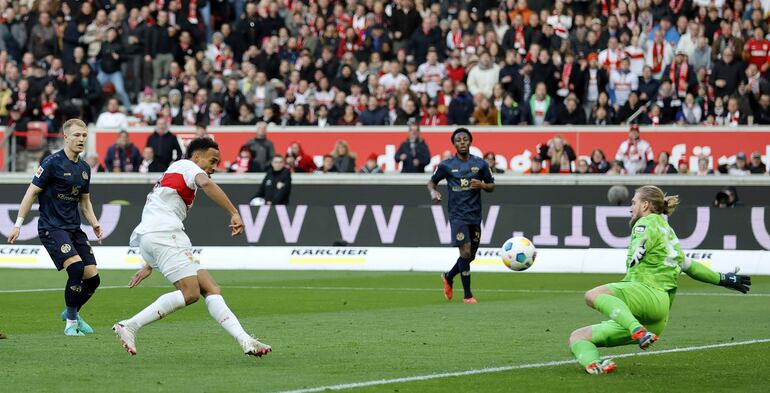 Stuttgart (Germany), 11/02/2024.- Stuttgart's Jamie Leweling (L) scores the 2-0 lead during the German Bundesliga soccer match between VfB Stuttgart and 1. FSV Mainz 05 in Stuttgart, Germany, 11 February 2024. (Alemania) EFE/EPA/RONALD WITTEK CONDITIONS - ATTENTION: The DFL regulations prohibit any use of photographs as image sequences and/or quasi-video.
