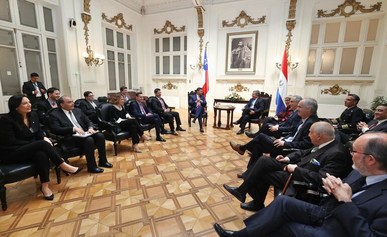 El presidente paraguayo Santiago Peña se reunió con varios empresarios y políticos de Chile, como así también con representantes de la CEPAL, un organismo económico de la ONU. (foto gentileza)