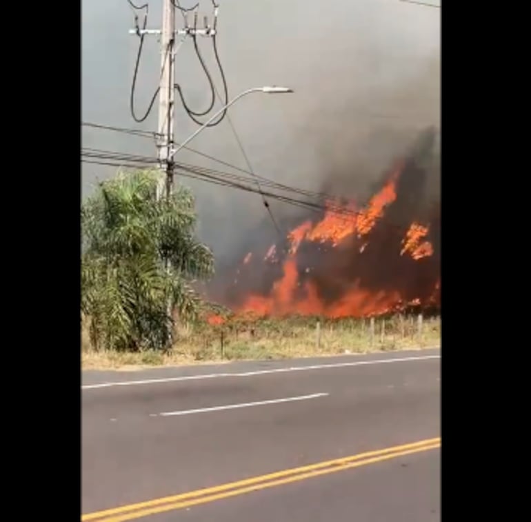 Reportan un importante incendio en Ypacaraí, en el acceso a la ciudad de San Bernardino.