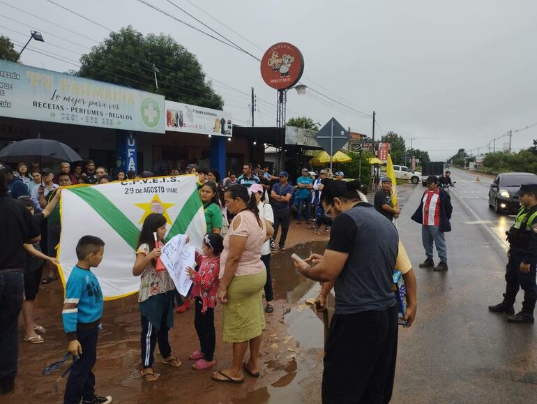 Unas 600 familias del asentamiento 29 de agosto de Ypané podrían quedar en la calle si no prospera la expropiación del inmueble que ocupan desde el 2000.