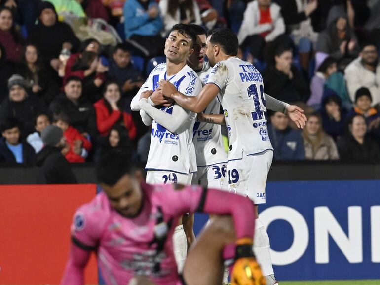 Los jugadores del Sportivo Ameliano celebran un gol en el partido frente a Rayo Zuliano por la fase de grupos de la Copa Sudamericana 2024 en el estadio Defensores del Chaco, en Asunción, Paraguay.