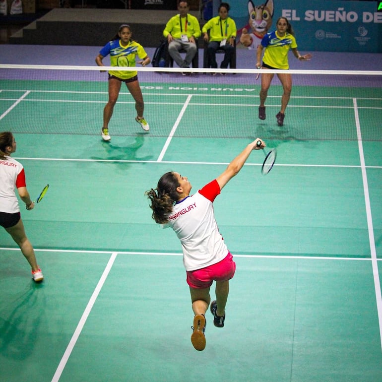 El dobles femenino de Paraguay enfrentando a Brasil en el primer partido del Bádminton en los Juegos Odesur 2022.