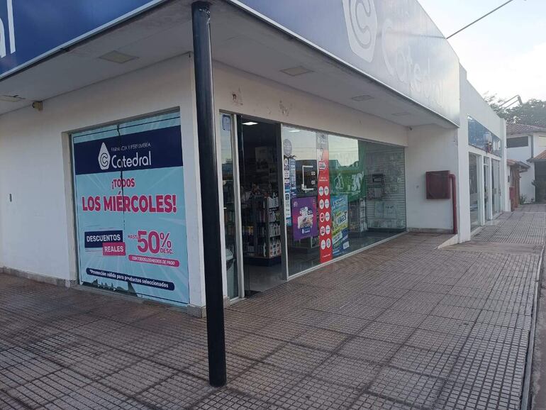 Local de la farmacia Catedral de la ciudad de Ñemby, donde ingresaron los delincuentes y se llevaron más de 3 millones de guaraníes.