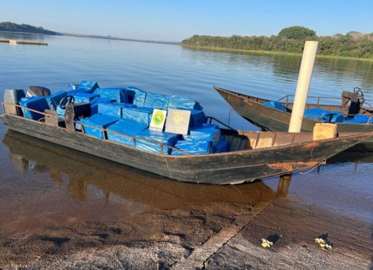 Los policías incautaron en el lago de Itaipú dos lanchas cargadas con cigarrillos.
