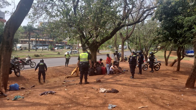 La Policía demoró a más de 20 personas en el marco de un operativo en el microcentro de Ciudad del Este.