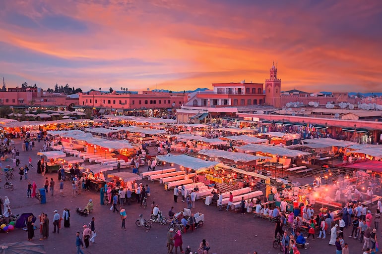 Noche en la Plaza Djemaa El Fna con la Mezquita Koutoubia, Marrakech, Marruecos.