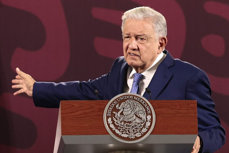 El presidente mexicano, Andrés Manuel López Obrador, defendió este miércoles colocar vallas alrededor del Palacio Nacional, donde reside y trabaja, para “prevenir el acoso” y no caer “en la trampa de la violencia”, al señalar que podrían retirarse tras las elecciones del próximo 2 de junio.