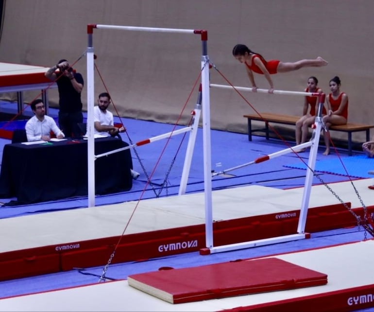 Luana Mendieta realiza una perfecta acrobacia.