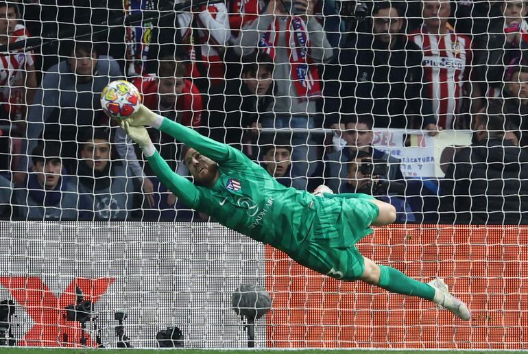 MADRID, 13/03/2024.- El guardameta esloveno del Atlético de Madrid, Jan Oblak, detiene el segundo penalti durante la tanda de lanzamientos desde el punto fatídico durante el partido de vuelta de los octavos de final de la Liga de Campeones que Atlético de Madrid e Inter de Milán disputan hoy miércoles en el estadio Metropolitano. EFE/Kiko Huesca
