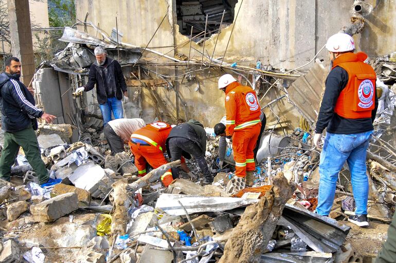 Rescatistas trabajan en el sitio de un bombardeo israelí en Habariyeh, Líbano, este miércoles.