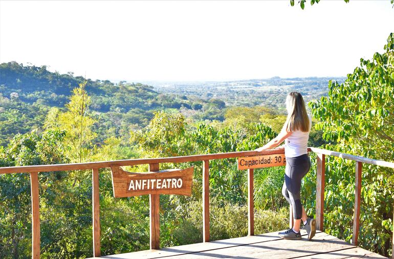 Imponentes paisajes desde el mirador con anfiteatro sobre la cima del Salto Mirian Mabel.