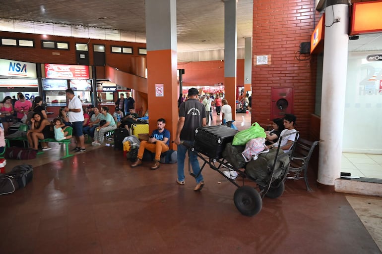 En la terminal de buses de Ciudad del Este se registra una alta afluencia de viajeros.