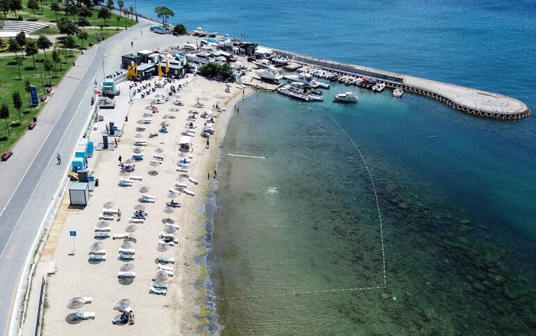 Una fotografía tomada con un drone muestra a personas disfrutando de un día en la playa. Un grupo de científicos de Países Bajos ha puesto en marcha un proyecto para hacer volar drones diminutos inspirándose en las aves y las abejas, para que puedan detectar fugas de gas o llevar a cabo misiones de búsqueda y rescate.