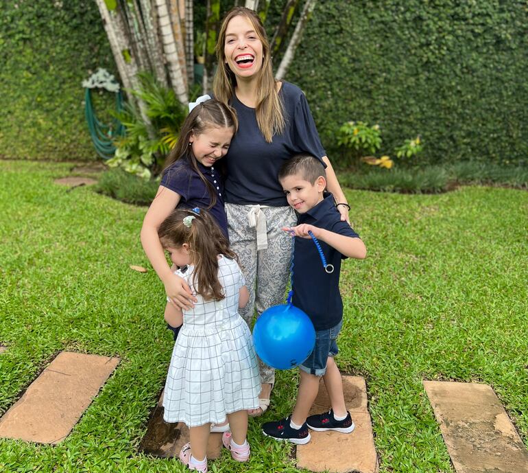 ¡Mamá feliz! Belén Bogado con sus hijos Catalina, Ricardito y María.