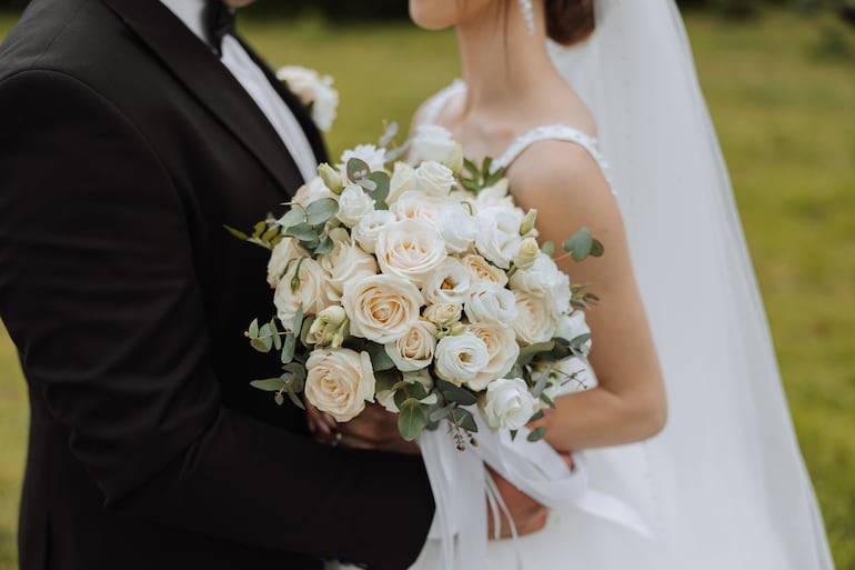 Novio y novia con un ramo de flores.