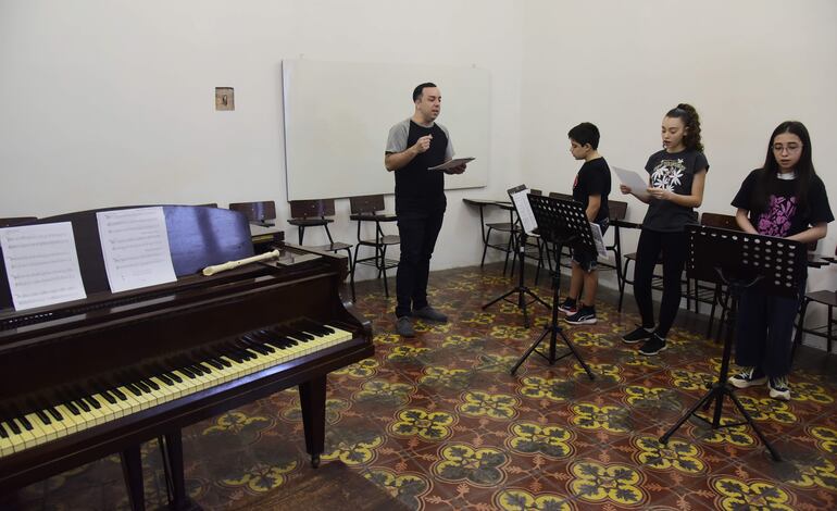 Una clase de música en el Ateneo Paraguayo. 