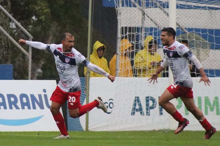 El experimentado atacante Manuel Maciel celebra uno de los dos tantos que marcó ayer junto a Silvio Paiva. (Foto: APF)