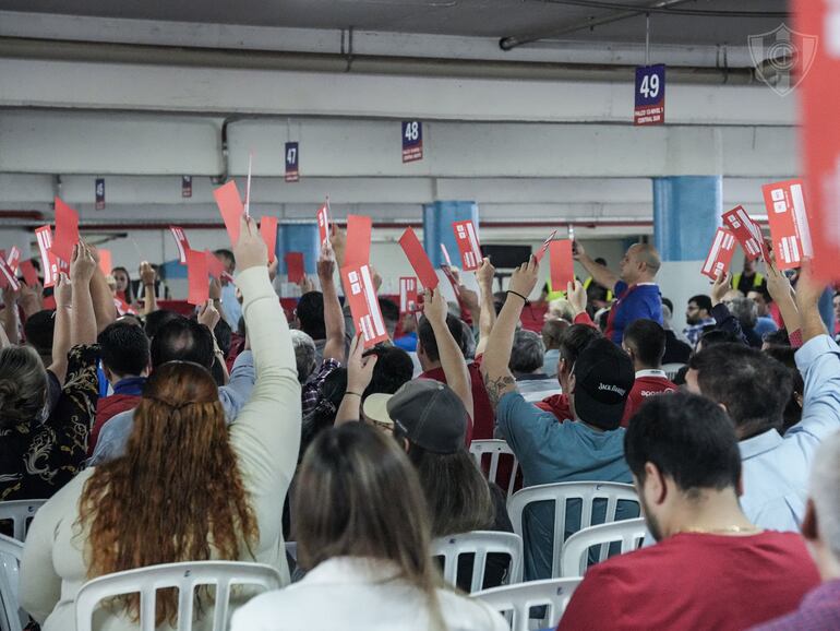 Los socios de Cerro Porteño aprueban el balance del período 2023 en la Asamblea Ordinaria en el estacionamiento de La Nueva Olla, en Asunción.