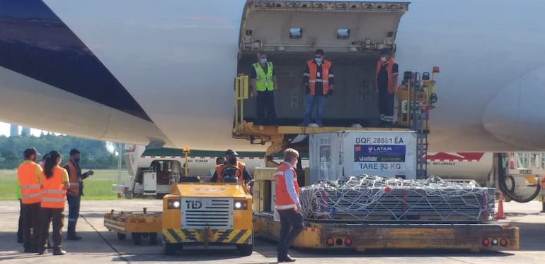 Llegada de vacunas del mecanismo Covax al aeropuerto Silvio Pettirossi. 