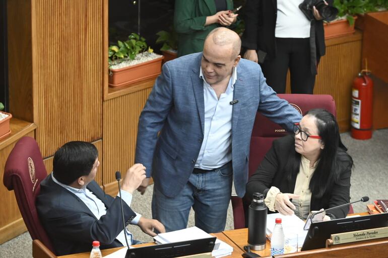 El senador Basilio Núñez conversando con sus colegas Sergio Rojas y Yolanda Paredes antes de la sesión.