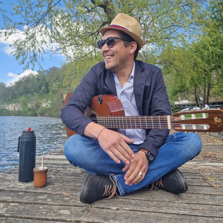 El paraguayo Nahuel con su guitarra y su mate. (Instagram/Nahuel Sachak)