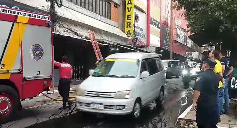 Bomberos voluntarios llegaron al sitio para apagar el fuego y evitar que se propague a las casillas.