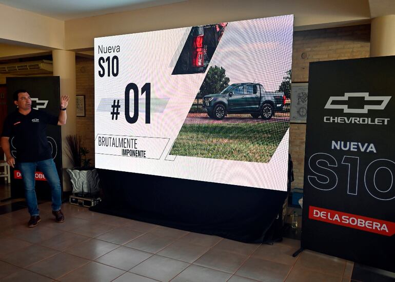 El supervisor de De La Sobera, Vanderlei Rossi, en la presentación de los nuevos modelos de Chevrolet en Paraguay.